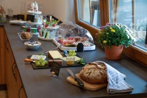 施卢赫湖Finkenhof的一张桌子上放着面包和蔬菜