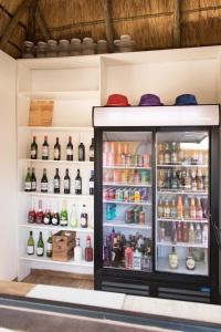 伯诺尼Shingwedzi Hotel的冰箱里装满了各种饮料