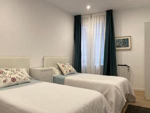 波图加莱特Gran bilbao vistas impresionantes a estrenar的酒店客房设有两张床和窗户。