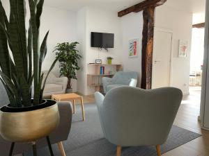 波图加莱特Gran bilbao vistas impresionantes a estrenar的客厅配有两把椅子和盆栽植物