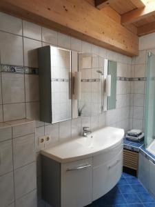 齐勒谷地里德Ferienwohnung Christina的一间带水槽和镜子的浴室