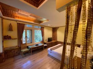 Hualing福缘山庄的一间卧室配有一张床、一张书桌和一个窗户。