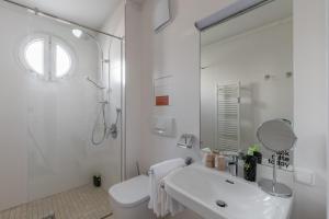 林茨limehome Linz Friedrichstraße的白色的浴室设有水槽和淋浴。