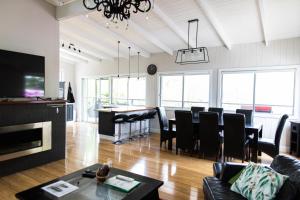 肯图巴WildLife Lodge Katoomba的客厅配有沙发和桌椅