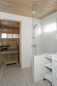 塔库沃里Tahko SPA Luxury Suite Orange B5 with Mountain View的带淋浴、盥洗盆和卫生间的浴室