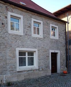 LauchaStadthaus Laucha的砖屋,有白色的窗户和门