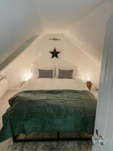 塔伯特Old Pier Cottage Tarbert的一间卧室配有一张带绿毯的大床