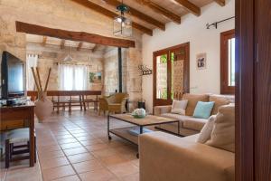 圣玛加利达Alcudiola的客厅配有沙发和桌子