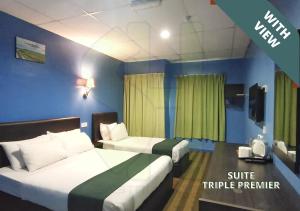 双溪大年Sastria Hotel Sungai Petani的一间酒店客房,设有两张床和电视