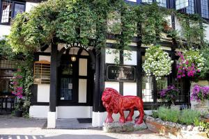索尔兹伯里贝斯维斯特红狮酒店的一座建筑前的红狮雕像