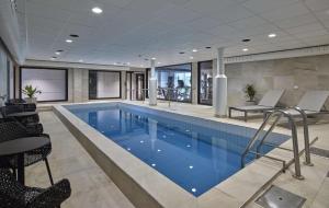 吕勒奥吕勒奥斯堪迪克酒店的在酒店房间的一个大型游泳池