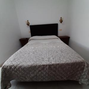 Taboadela孔德酒店的卧室配有带灰色棉被的床