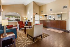莱赫Comfort Inn Lehi - Thanksgiving Point Area的带沙发和椅子的客厅以及厨房。