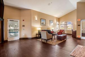 莱赫Comfort Inn Lehi - Thanksgiving Point Area的客厅配有沙发和桌椅