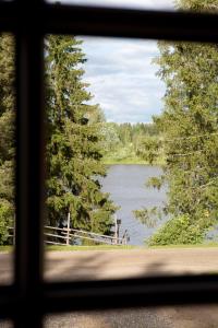 Kokemäki玛雅提拉马特卡路阿里克拖拉酒店的透过窗户可欣赏到湖泊美景