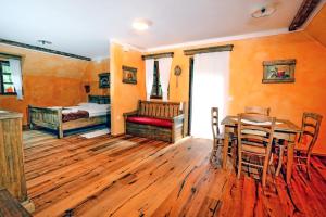 罗加斯卡斯拉提纳波莫纳放松自然旅馆的一间带桌椅的房间和一间卧室