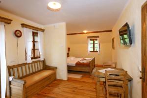 罗加斯卡斯拉提纳波莫纳放松自然旅馆的客房设有两张床、一张桌子和一张书桌。