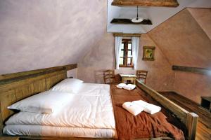 罗加斯卡斯拉提纳波莫纳放松自然旅馆的一间卧室配有一张床,上面有两条毛巾