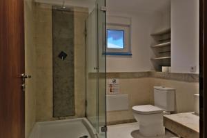 辛特拉Mega Ocean Magoito - Guest House - Sintra的一间带卫生间和玻璃淋浴间的浴室