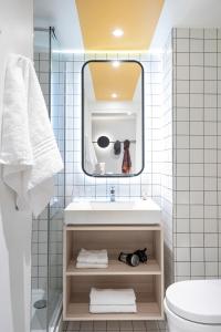 基尔Aparthotel Adagio Access Kiel的一间带水槽和镜子的浴室