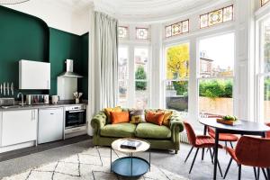 布里斯托Your Apartment I Clifton House的客厅配有绿色沙发和桌子