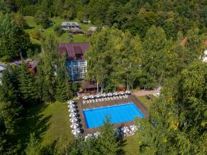 亚列姆切亚列姆切俱乐部酒店的享有带游泳池的度假村的空中景致