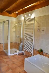 Montignac-ToupinerieUne pause nature chez Marion et Cédric的带淋浴和浴缸的浴室