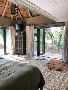 LephalaleSimba Safaris African Pride Exotic Lodge的卧室配有一张床,享有外面鹿的景致