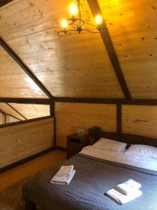 布克维Шале "Конопка"的小木屋内一间卧室,配有一张床