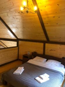 布克维Шале "Конопка"的小木屋内一间卧室,配有一张床