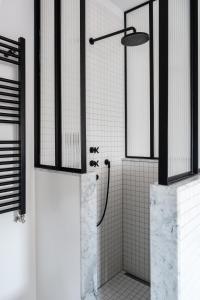 阿姆斯特丹Morgan & Mees Amsterdam的带淋浴的浴室(带白色瓷砖墙壁)