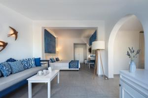卡马利圣托里尼利瓦里酒店的客厅配有沙发和1张床