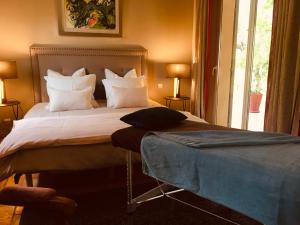 滨海萨纳里Bastide Sainte Trinide的卧室配有带白色枕头的大床