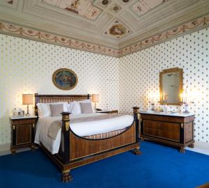 法恩莎Villa Abbondanzi Resort的一间卧室设有一张大床和两个床头柜