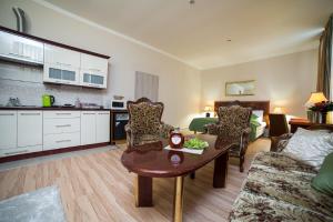卡罗维发利紫水晶公寓酒店的客厅配有沙发和桌子