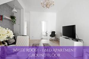 The Roost Group - Stylish Apartments的电视和/或娱乐中心