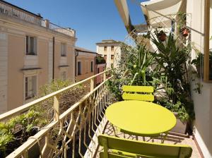 努奥罗Sul Corso Affittacamere的阳台配有桌子和两把椅子