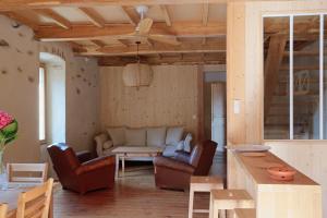 瓦勒罗盖Le Clarou的客厅配有沙发和桌子
