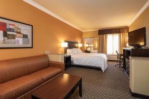 Holiday Inn Express Castro Valley客房内的一张或多张床位