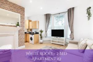 格雷夫森德The Roost Group - Bedford House Apartments的客厅设有白色的床铺。