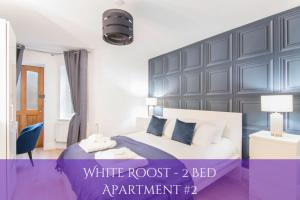 格雷夫森德The Roost Group - Bedford House Apartments的一间带白色岩石床的卧室