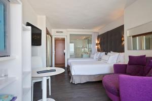 马略卡岛帕尔马梅利亚帕尔马码头酒店的酒店客房,设有两张床和一张沙发