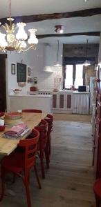 ArganzaCasa rural Nica的配有桌椅和厨房的房间