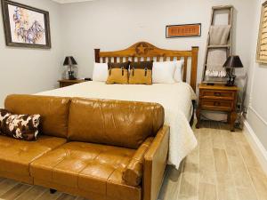 阿马里洛The Big Texan Motel的一间卧室配有一张床和一张皮沙发