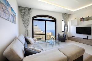 3-bedroom Apartment with views in Iz-Zebbug, Gozo的电视和/或娱乐中心