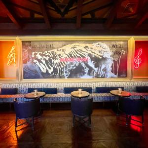纽约庞德时代酒店的配有桌子的餐厅,画着老虎