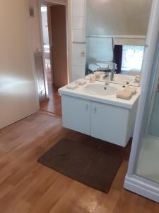 Bertem文塞斯拉斯克伯格III度假屋的浴室设有白色水槽和镜子