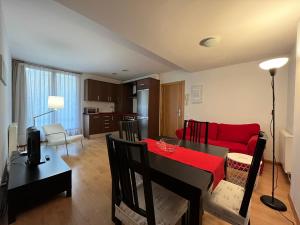 贝纳斯克Casa Damian del Baile Apartamentos的客厅配有红色的沙发和桌子