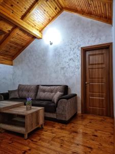 扎布利亚克帕夫洛维奇酒店的客厅配有沙发和桌子