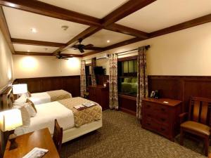 The Lodge at Cloudcroft客房内的一张或多张床位